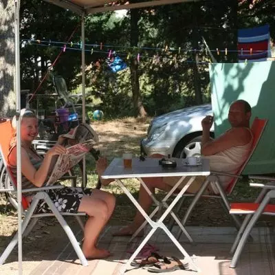 Camping Kroatien Stellplatz im Schatten